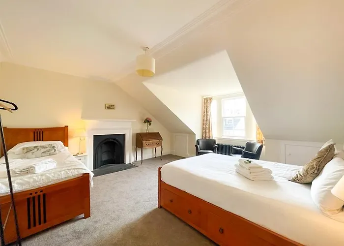 Remarkable 5Br Townhouse With Garden, Sleeps 12