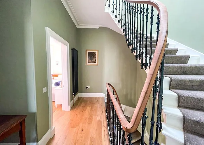 Remarkable 5Br Townhouse With Garden, Sleeps 12
